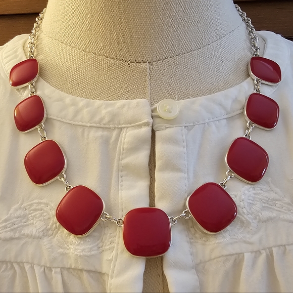 Red and silver-toned costume jewelry necklace and matching earrings - Picture 4 of 8